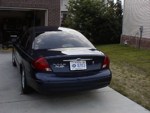 2000 Ford Taurus - Rear view of a 2000 Ford Taurus SE sedan parked in a driveway.