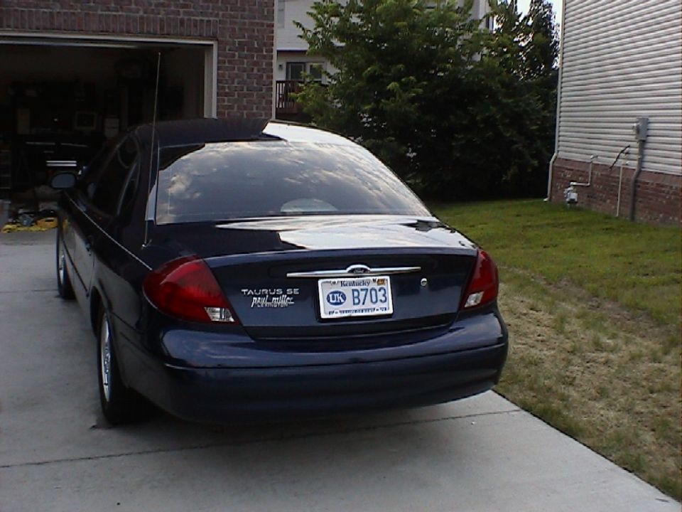 2000 Ford Taurus SE rear view, license plate B703