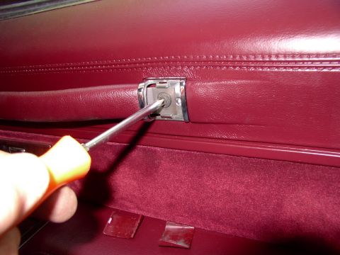1990 Lincoln Town Car - Off come these screws next