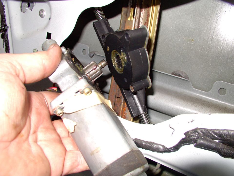 The motor just pulls seperate of the cable gearbox, which I did not want to mess with anyway.