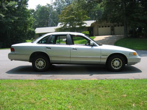 1985 Ford LTD Crown Victoria - Silver 1995 Ford Crown Victoria sedan parked on a residential street.