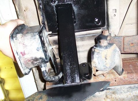 1990 Ford Bronco - Plate under bed for hoist, braced & welded to frame