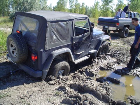 1981 Ford Bronco - Thats my ball hitch thats touching the ground there!!