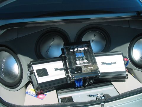 1986 Ford Bronco - Custom car audio setup Directed amplifiers and subwoofers in a trunk.