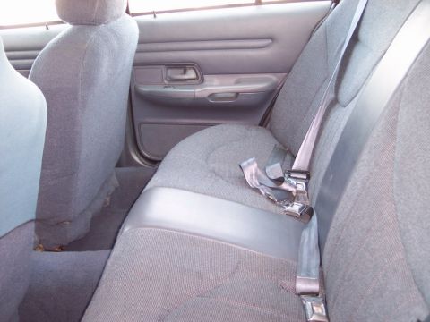 2000 Ford Crown Victoria - Interior view of car's rear seats and seatbelts. Watermark present at bottom right.