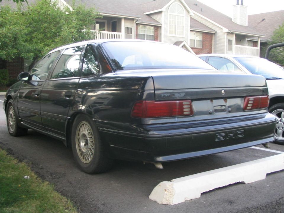 1990 Ford Taurus SHO rear view, parked next to another car