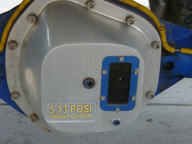 This is kind of cool, sight glass on the diff cover. Maybe its just me hating this truck but on ebay there is still no bids.....