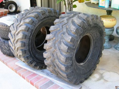 1985 Ford Bronco - 40x17-15 Ground Hawgs