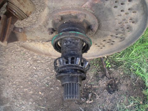 1990 Ford Bronco - Started hearing a grinding noise, Thought it was the rearend. I was wrong........ I was going to put my 31's on, When I jacked the truck up…