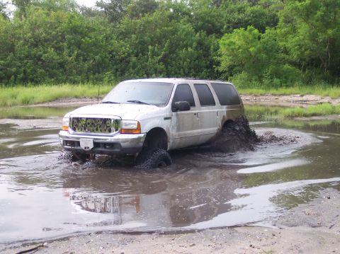 2000 Ford Excursion - I was in 2wd and i didnt get stuck...i love fucking lockers!!HaHa