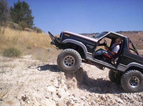 1984 Ford Bronco - Climbing up