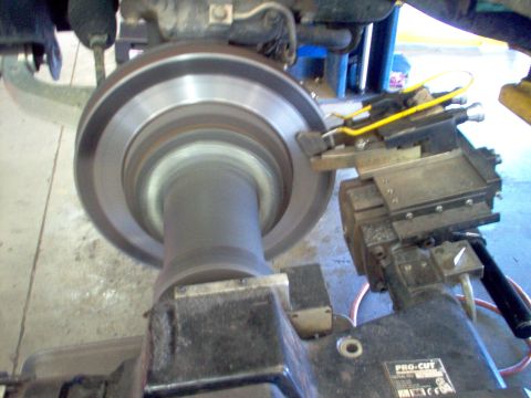 1983 Ford Bronco - On-car brake lathe. Same as 04, but without flash. [url=http://www.supermotors.net/registry/media/487374] http://www.supermotors.net/getfil…