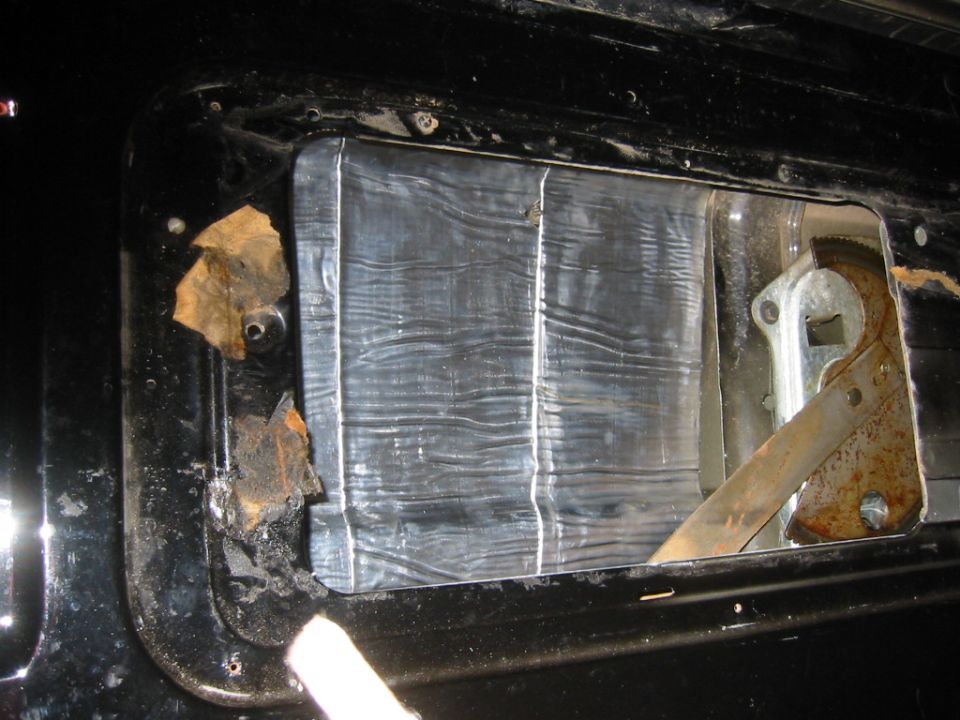 that's the best pic i could get of the sound deadening in the tailgate.