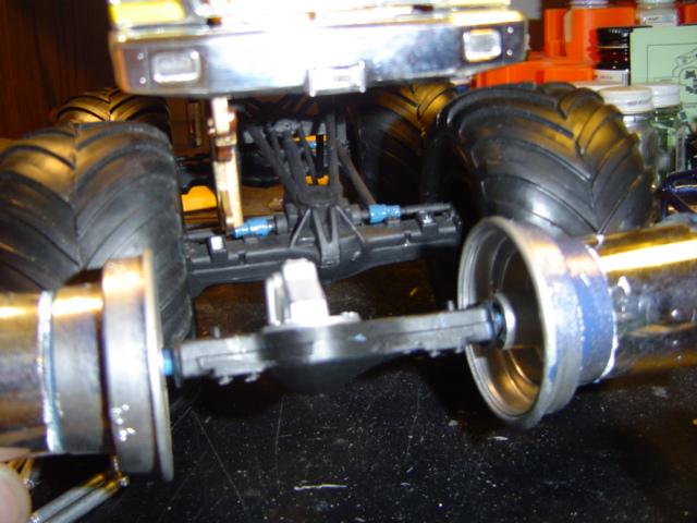 Model truck rear axle and suspension components with large tires
