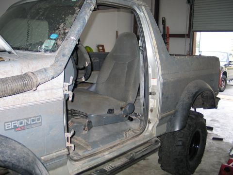 1992 Ford Bronco - drivers door off
