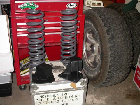 1990 Ford Bronco - New 6" coils and Sky shackle flip brackets