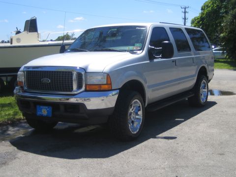 2000 Ford Excursion photo