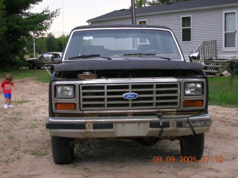 1985 Ford Bronco - This Ford Bronco's grille and headlight design suggest it is from the early 1980s, not 1985.