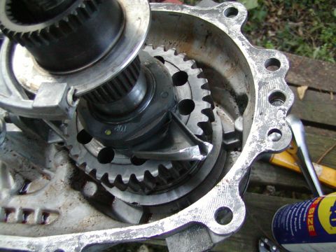 1991 Ford Bronco - damage to whatever that thing is by the gears