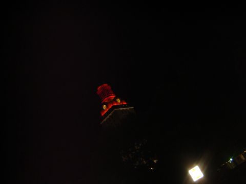 1988 Ford LTD Crown Victoria - A building is lit with red lights against a dark sky, with a website watermark visible at the bottom.