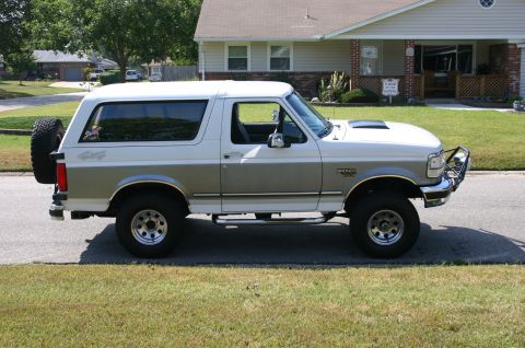 1994 Ford Bronco - Now it's time to lift the back,