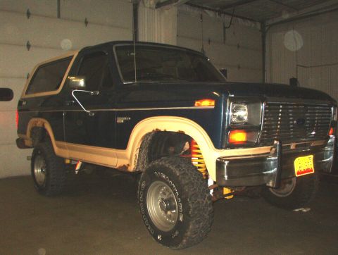 1986 Ford Bronco - This 1986 Ford Bronco features a two-tone paint scheme and aftermarket suspension.