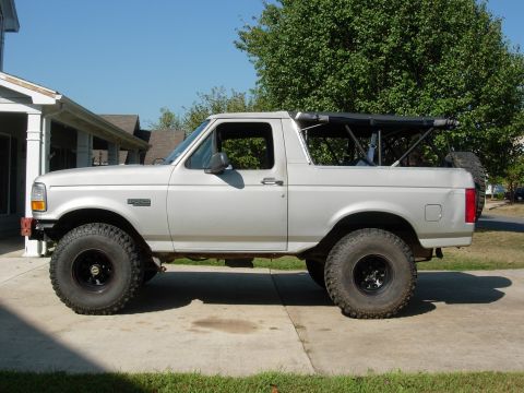 1995 Ford Bronco - Before w/4" BDS lift in front and Sky shackle flip in back.