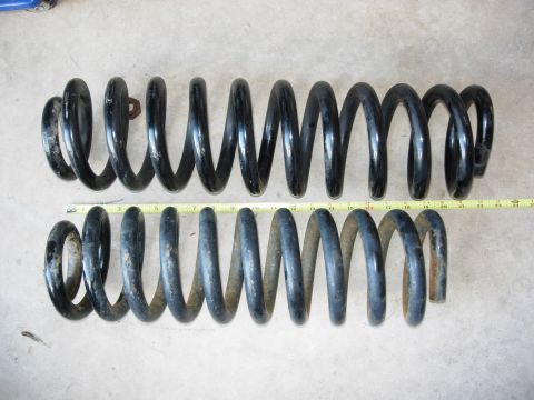1995 Ford Bronco - Uncompressed Superlift 6" lift coil on top, measures at 21.5 inches compared to the BDS 4" lift coil on bottom measuring at 18 inches.