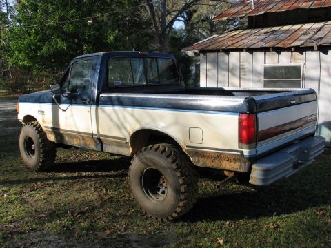 1989 Ford F-150 - This 1989 Ford F-150 pickup truck is equipped with large off-road tires.
