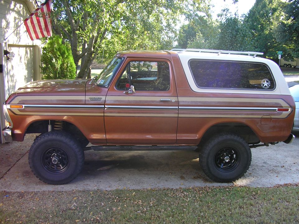 New 4" front / 4.5" rear lift
custom rear shackle flip
used superlift front coils
new gabriel oversized shocks (rear not hooked up yet)
new polyurethane bushings and 
brake lines
It rides -really- nice