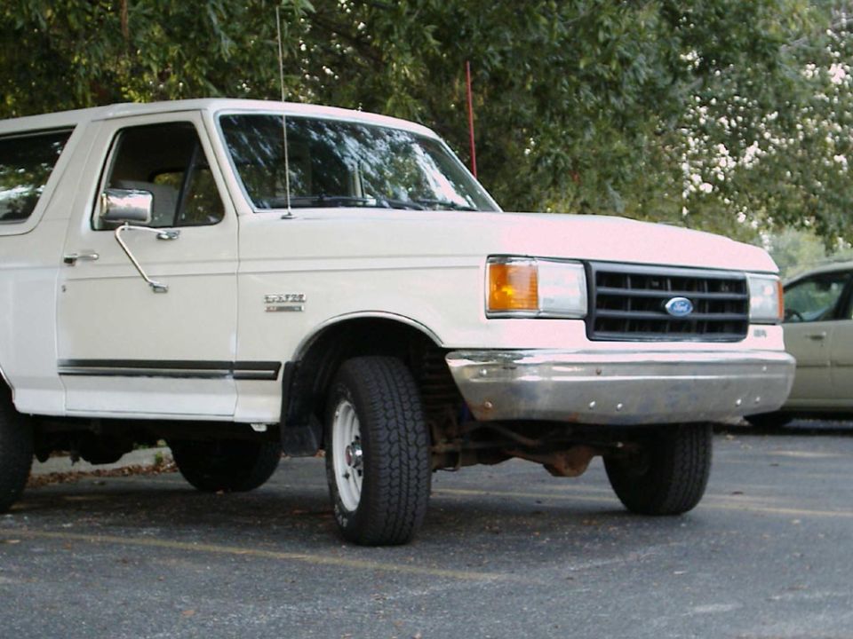 White 1988 Ford Bronco 3q front view