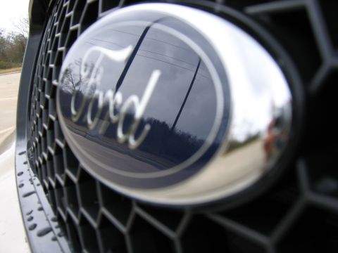 2000 Ford Crown Victoria - The Ford emblem is centered on the grille of a 2000 Ford Crown Victoria.