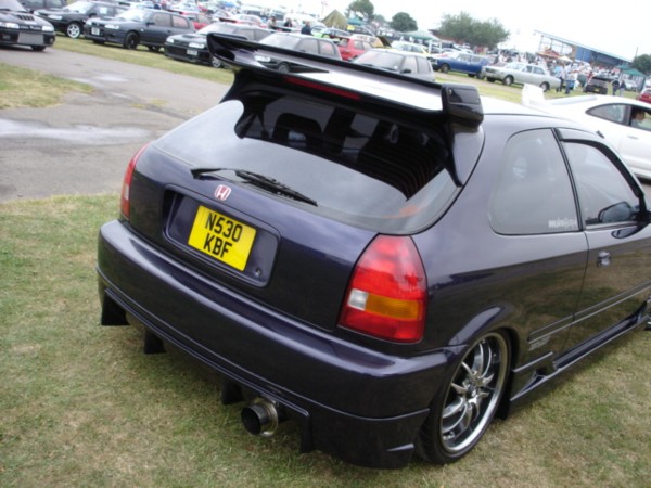 Dark purple Honda Civic hatchback rear 3/4 at car show, tall wing, UK plate N530 KBF