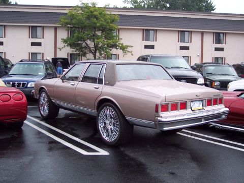 2001 Ford Crown Victoria - This guy big pimpin' yo