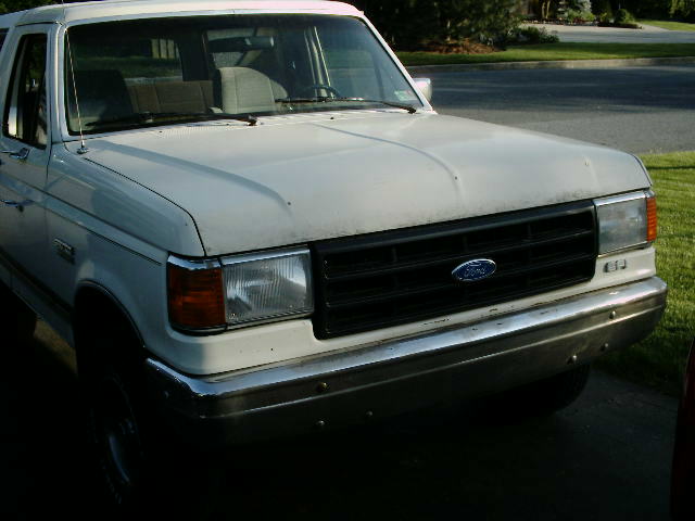 White 1988 Ford Bronco front grille and headlights