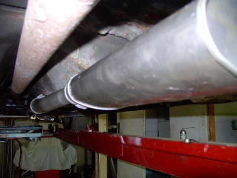 1990 Lincoln Town Car - There's plenty of room for the driveshaft to clear the muffler and connecting pipe.