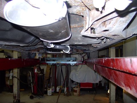 1990 Lincoln Town Car - Ground clearance is good and everything is actually higher than the engine crossmember.