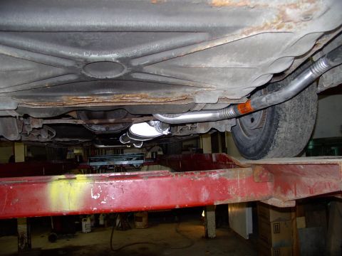 1990 Lincoln Town Car - Another shot denoting the good ground clearance and the typical nightmare of a tailpipe, that TCs have.