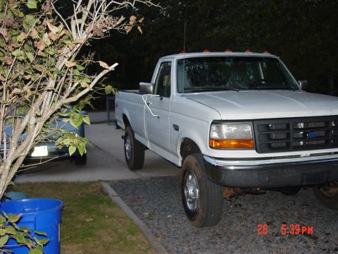 1995 Dodge 1500 - White pickup truck with a black grille and chrome bumper is parked outside.