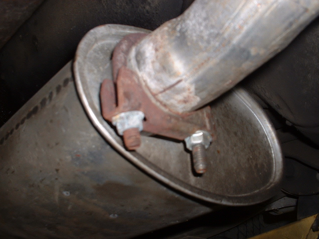 Exhaust muffler and pipe connection with rusty bolts