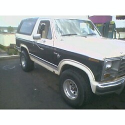 1981 Ford Bronco - This 1981 Ford Bronco features a two-tone paint scheme and a removable hardtop.
