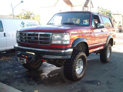 1994 Ford Bronco - This 1994 Ford Bronco is equipped with a front-mounted winch.