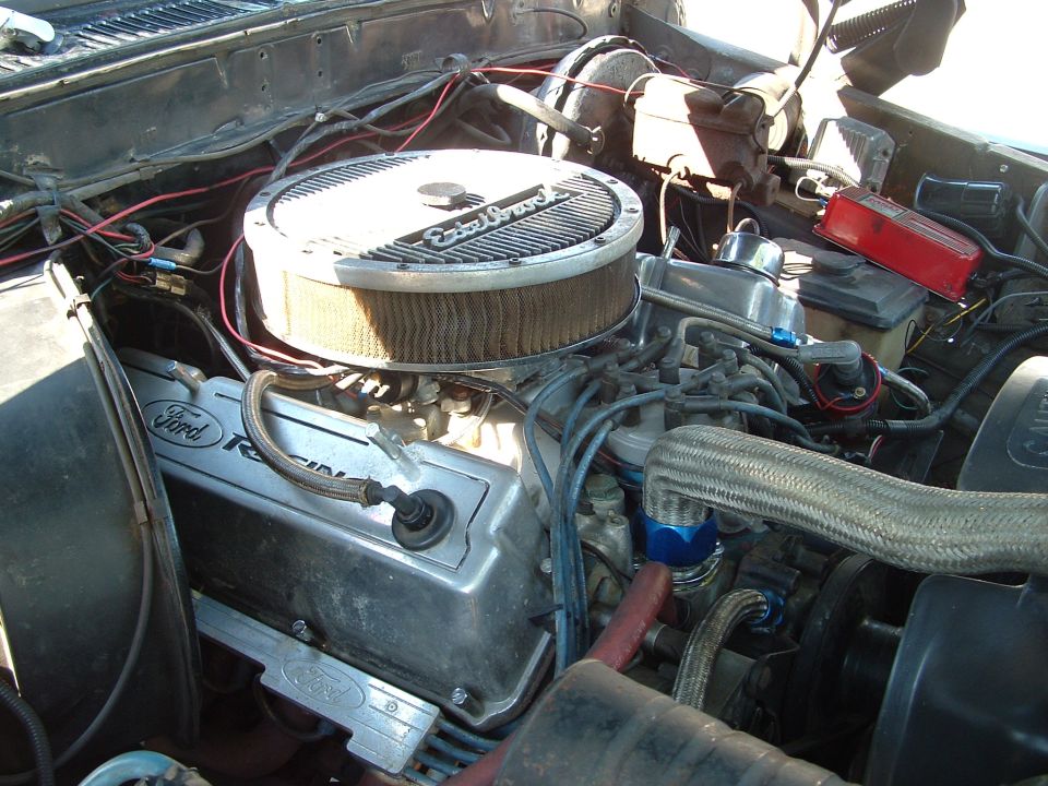 Ford Racing valve covers and Edelbrock air cleaner on an engine