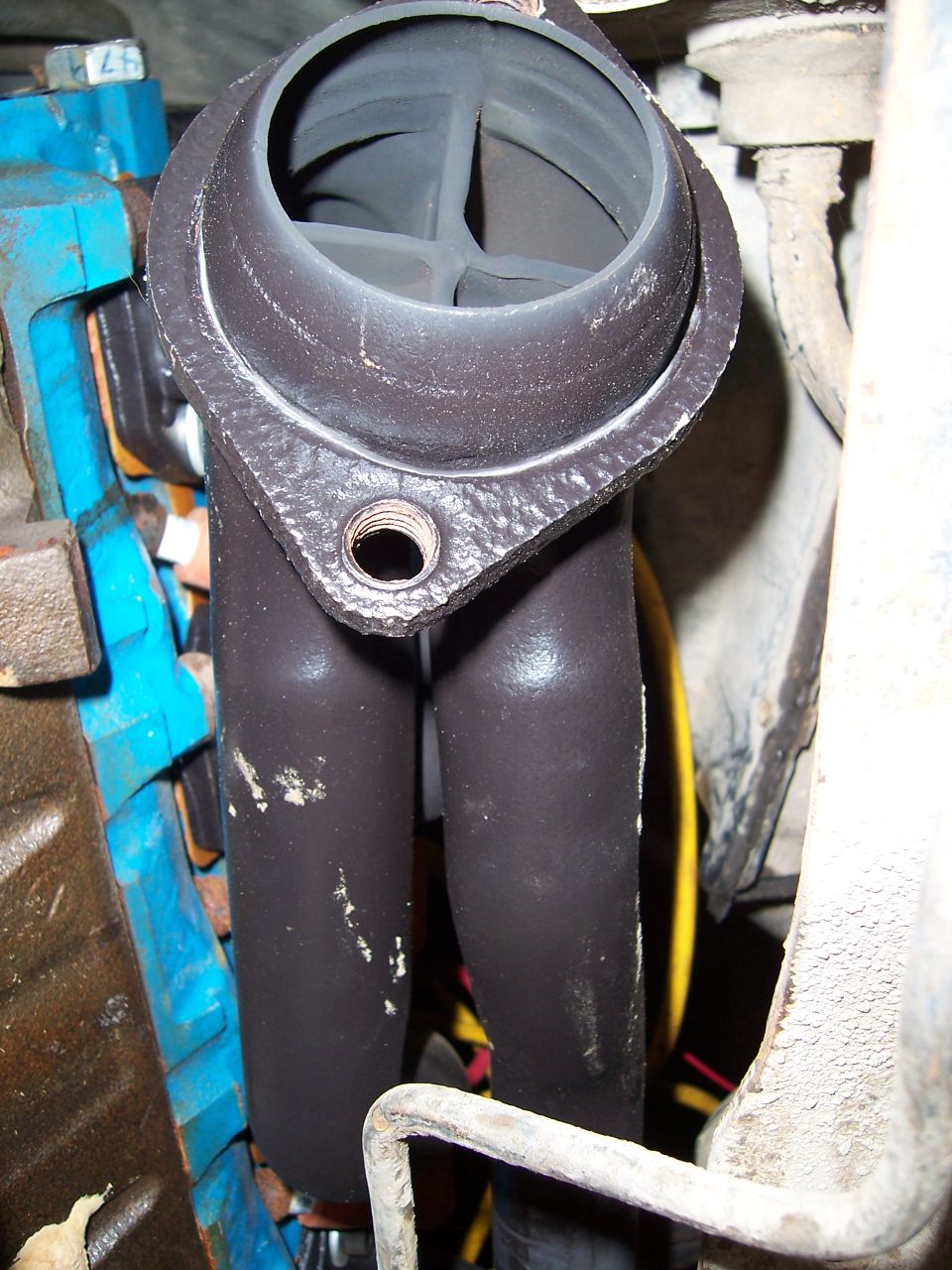 Exhaust manifold with internal vanes and mounting flange