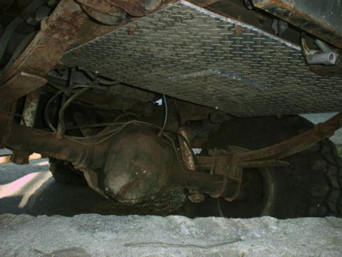 1995 Ford Bronco - The underside of a vehicle shows a diamond plate cover, leaf springs, and a differential. The registry claims it is a 1995 Ford Bronco.