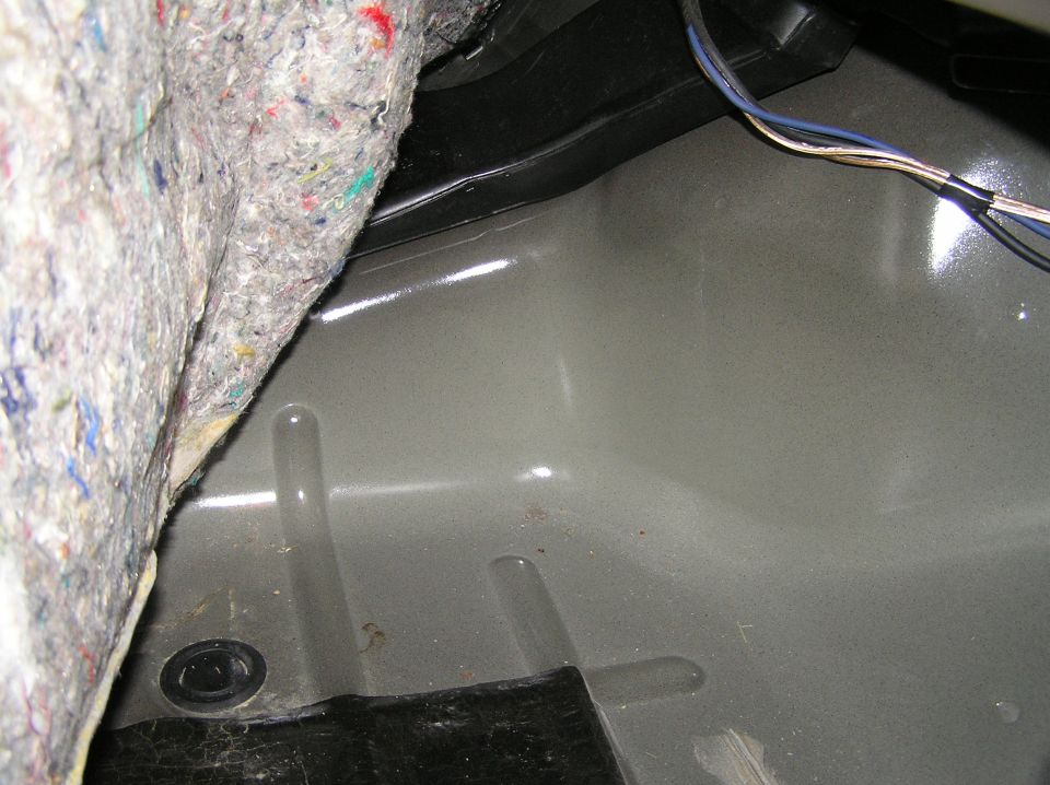 Excursion floorboard pics in regards to [url=http://www.supermotors.org/clubs/fordexcursions/forums/posts.php?threadid=5351]this forum post[/url].