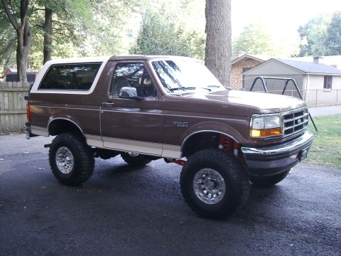 1993 Ford Bronco - This lifted Ford Bronco has a two-tone paint job with a white removable top.