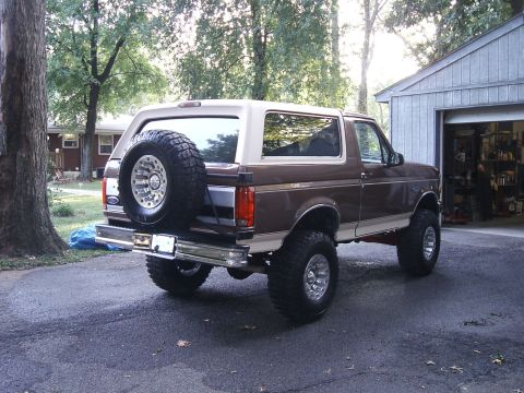 1993 Ford Bronco - This lifted Ford Bronco has a two-tone paint job and a spare tire mounted externally on the rear.