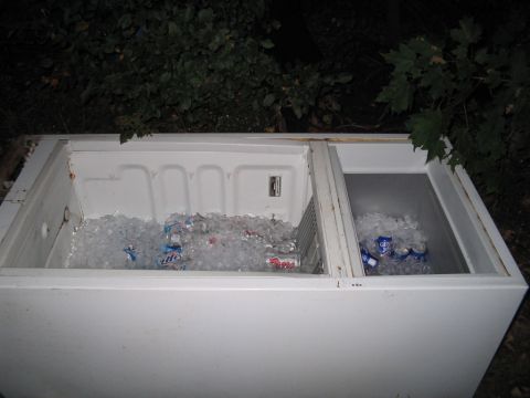 1992 Ford Bronco - A white cooler filled with ice and canned beverages sits outdoors, with a Supermotors.net logo visible at the bottom right.