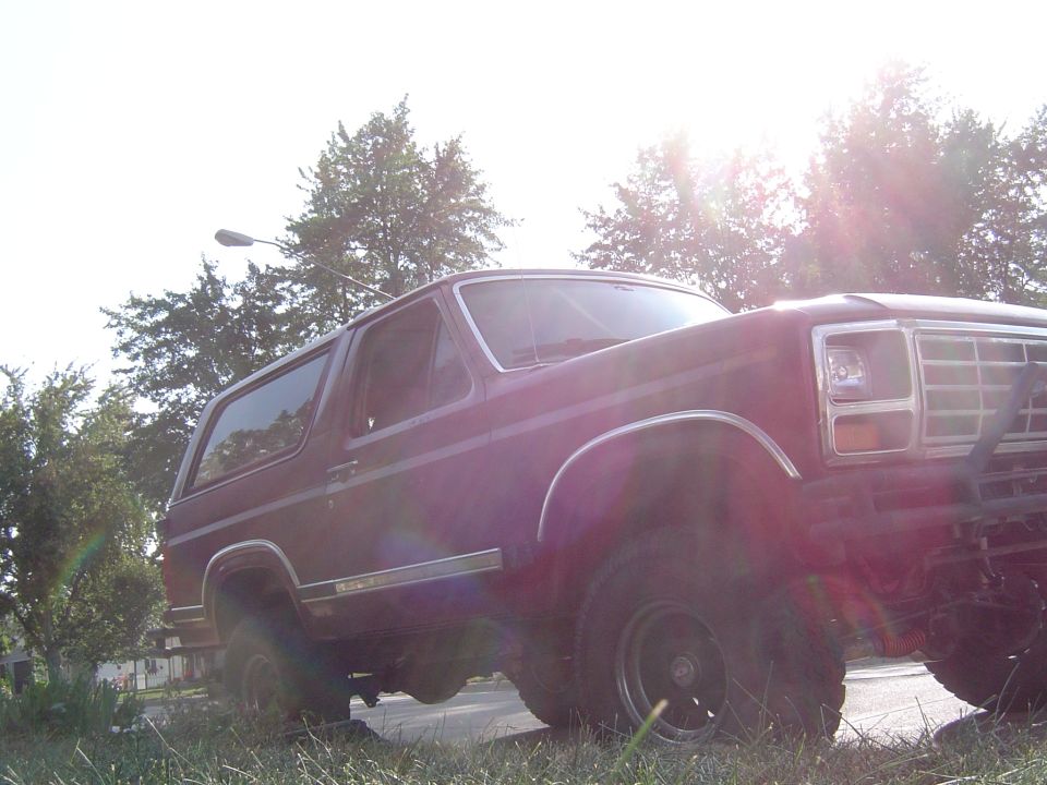 1986 Ford Bronco 3q-front view, red exterior